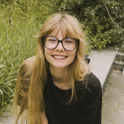 Uśmiechnięta dziewczyna w okularach