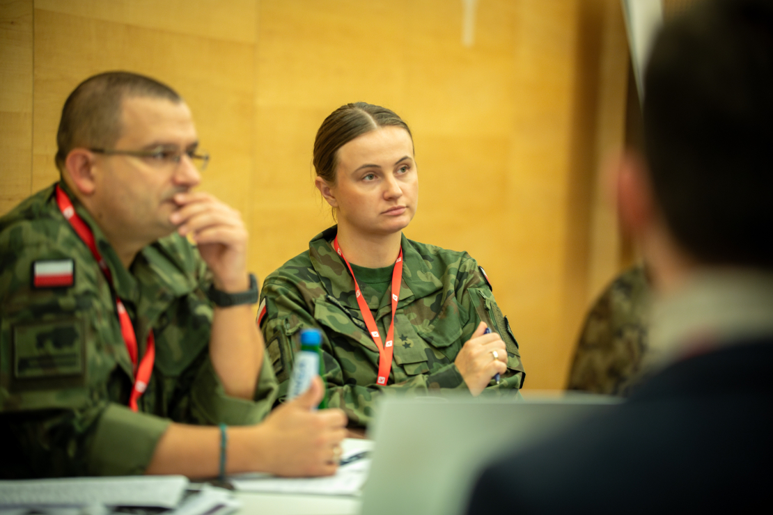 Uczestnicy i uczestniczki IDA Bootcamp słuchający prelegentów.