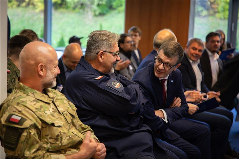 Uczestnicy IDA Bootcamp 2025 rozmawiający ze sobą.