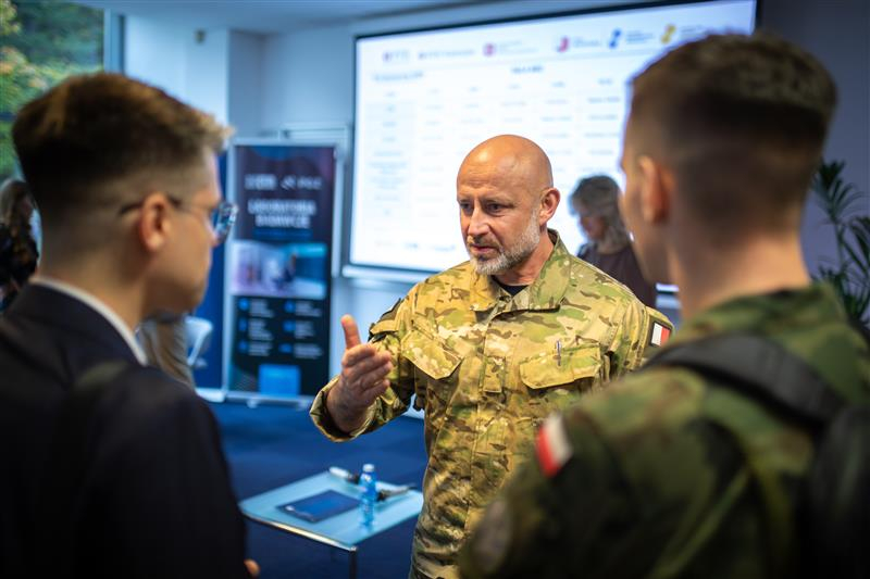 Uczestnicy IDA Bootcamp 2025 rozmawiający ze sobą.