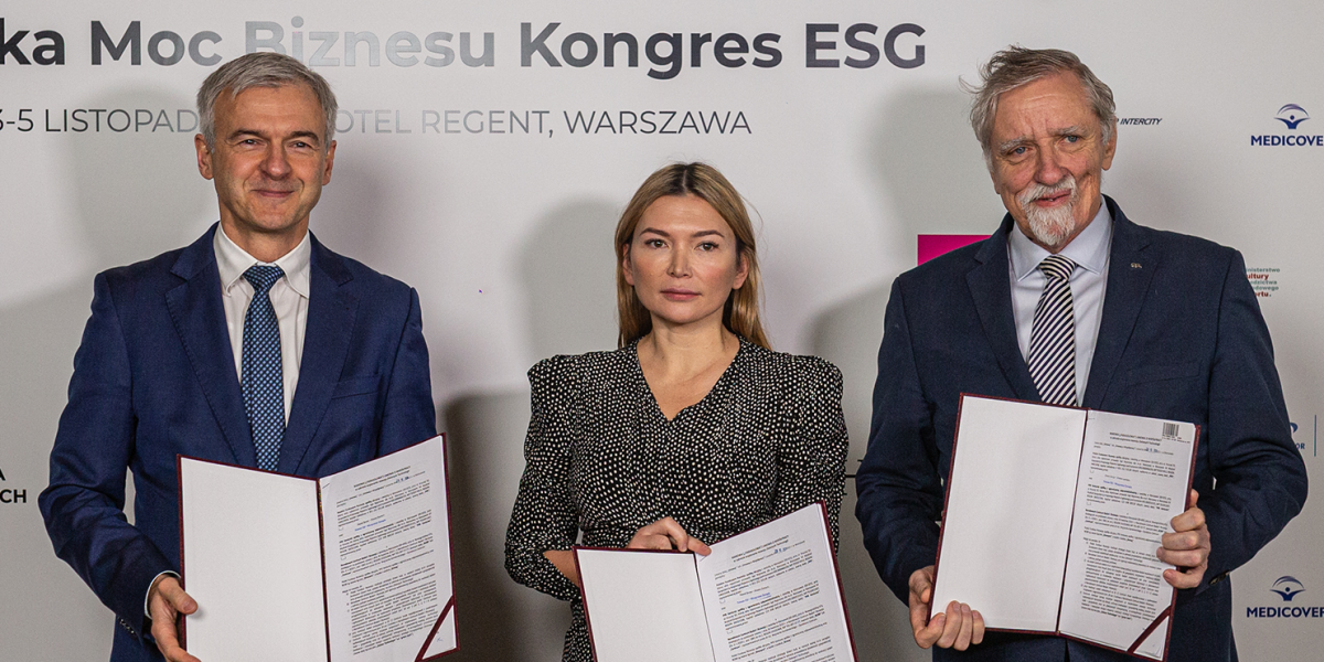 Zdjęcia 3 osób z dokumentami na