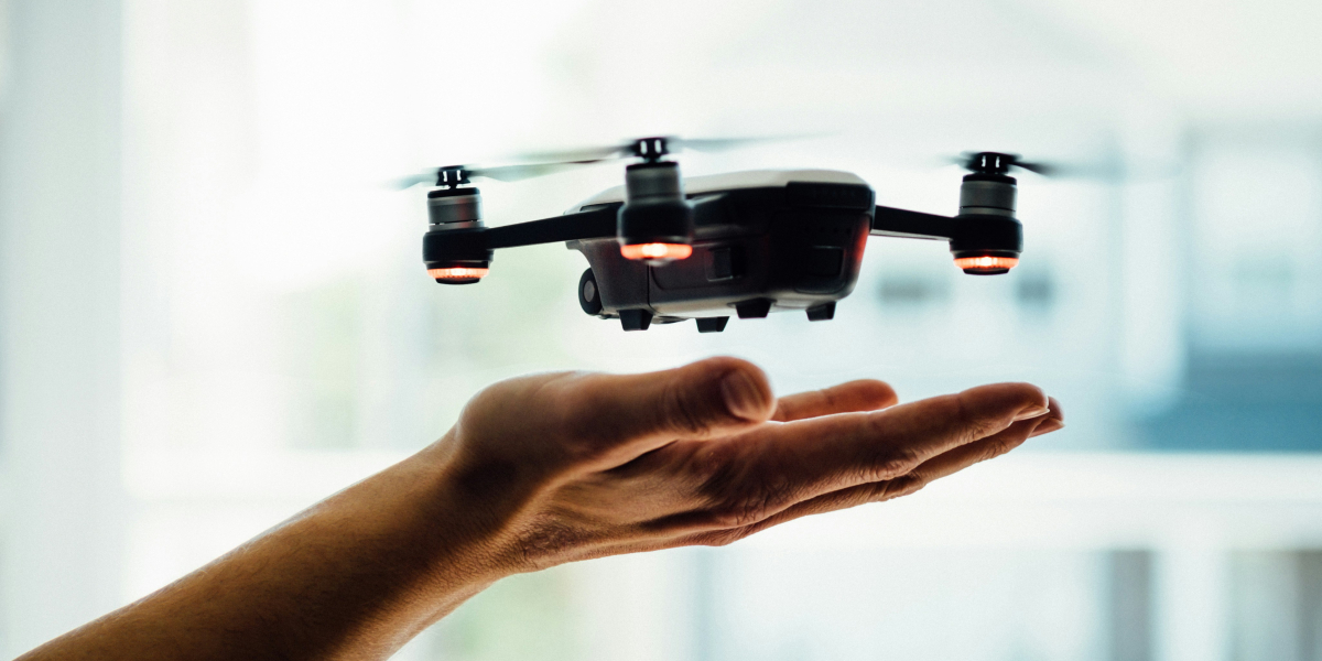Dron wzbijający się w górę z dłoni