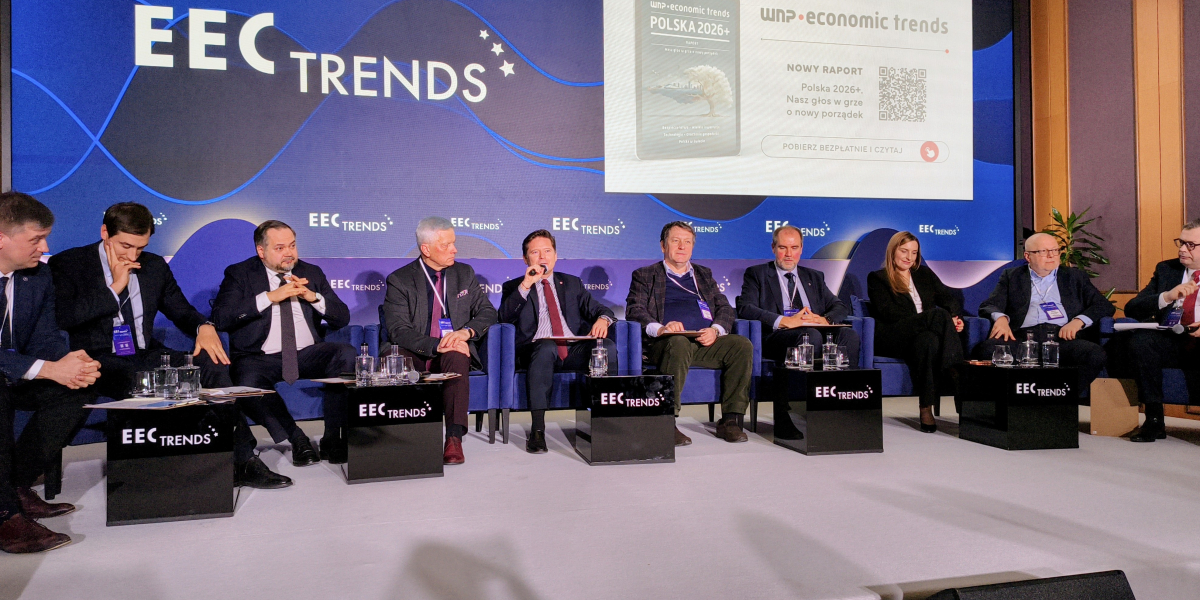 Panel dyskusyjny EEC Trends z udziałem prelegentów siedzących na scenie.
