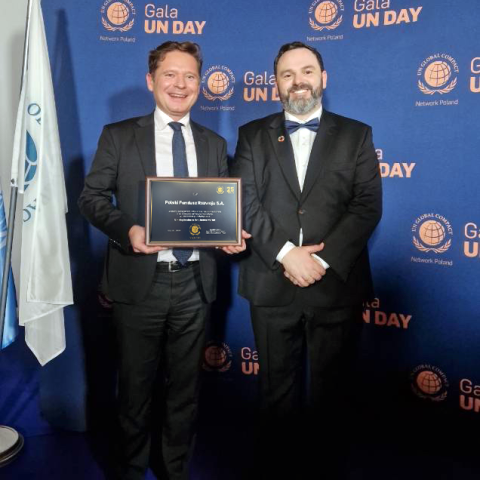 Wiceprezes PFR Mariusz Jaszczyk odbiera nagrodę od dyrektora wykonawczego UNGC Kamila Wyszkowskiego