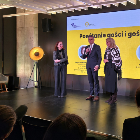 Prezes PFR na scenie razem z gościniami: przewodnicząca Rady Programowej Chapter Zero Poland Lucyną Stańczak-Wuczyńską i Ireną Piocholą, przewodnicząca Komitetu Sterującego Chapter Zero Poland.